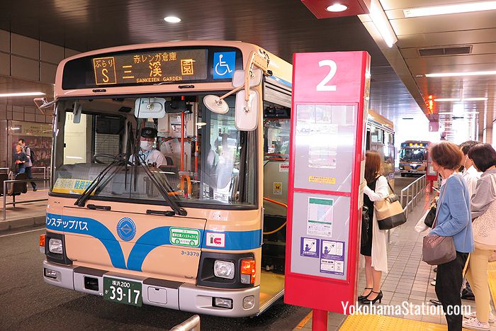 The S Route Burari-Sankeien Bus at bus stop 2